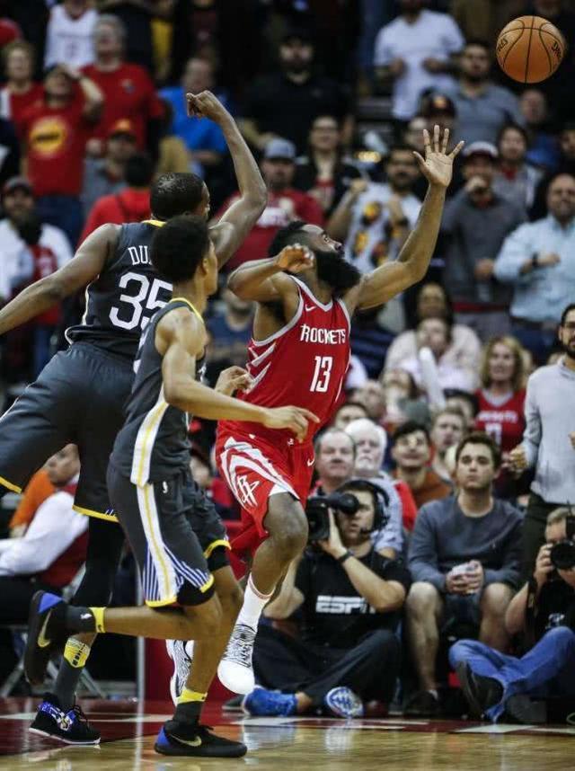 冰球迎来宿敌之战,恩怨再续 冰球迎来宿敌之战,恩怨再续