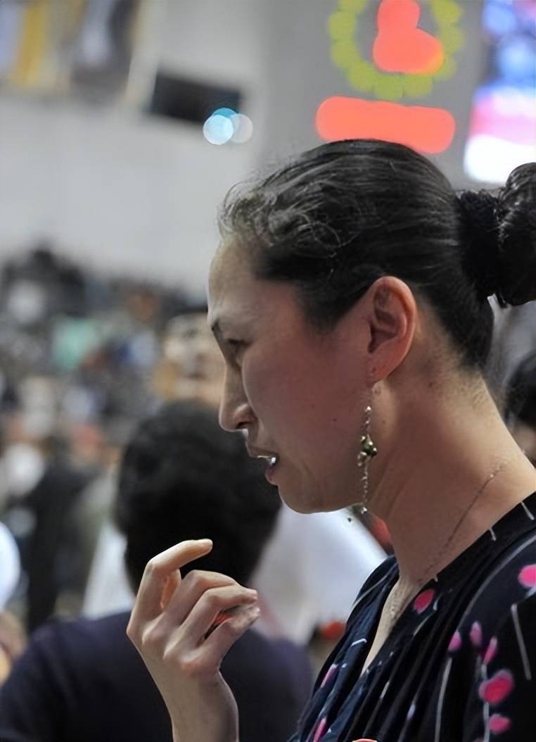 篮球选手赛后落泪,背后故事感人 篮球选手赛后落泪,背后故事感人